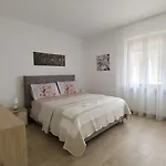 Valeria 公寓 *